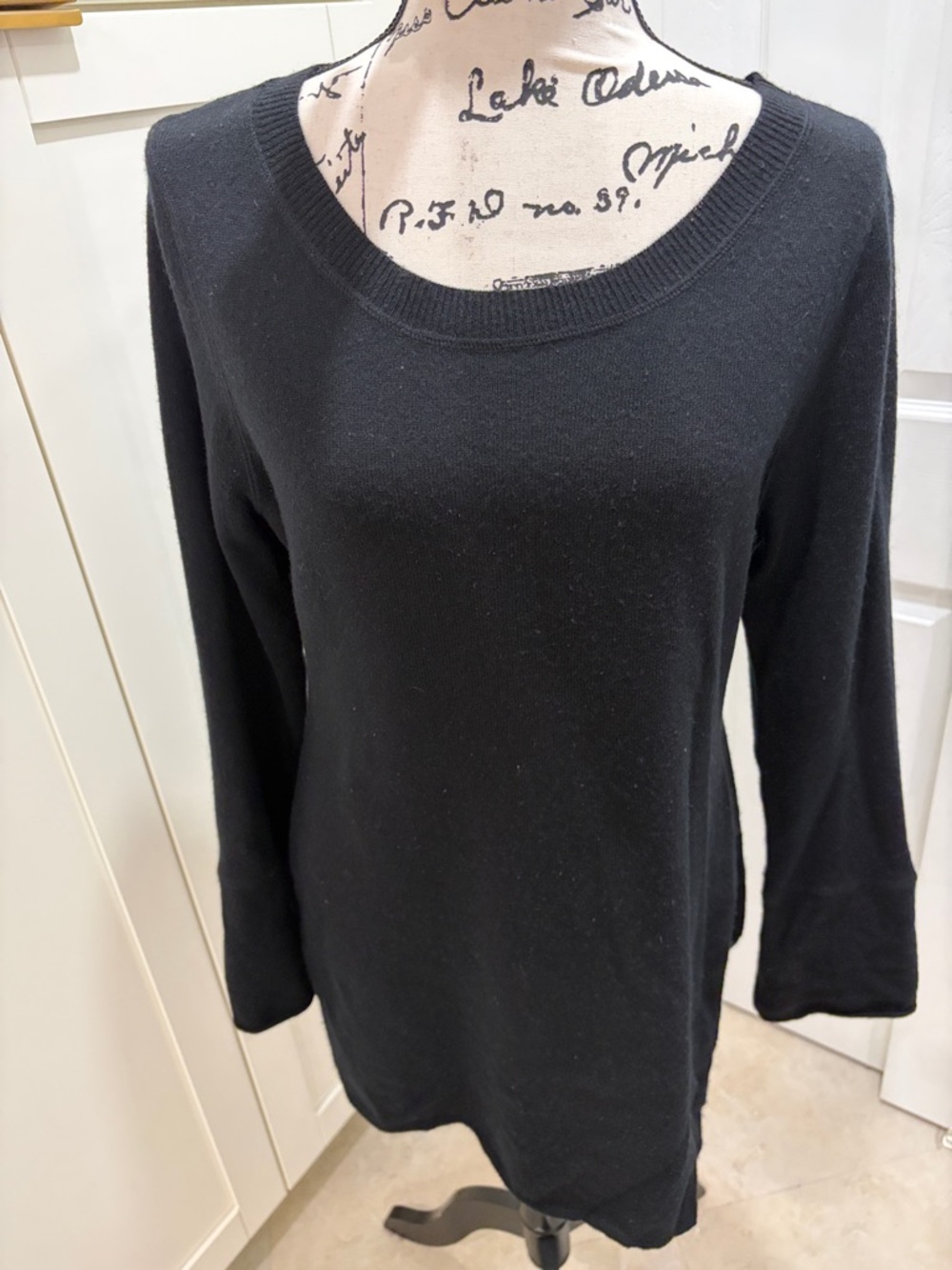 Chelsea & Theodore Cashmere Black Scoop Neck Sweater